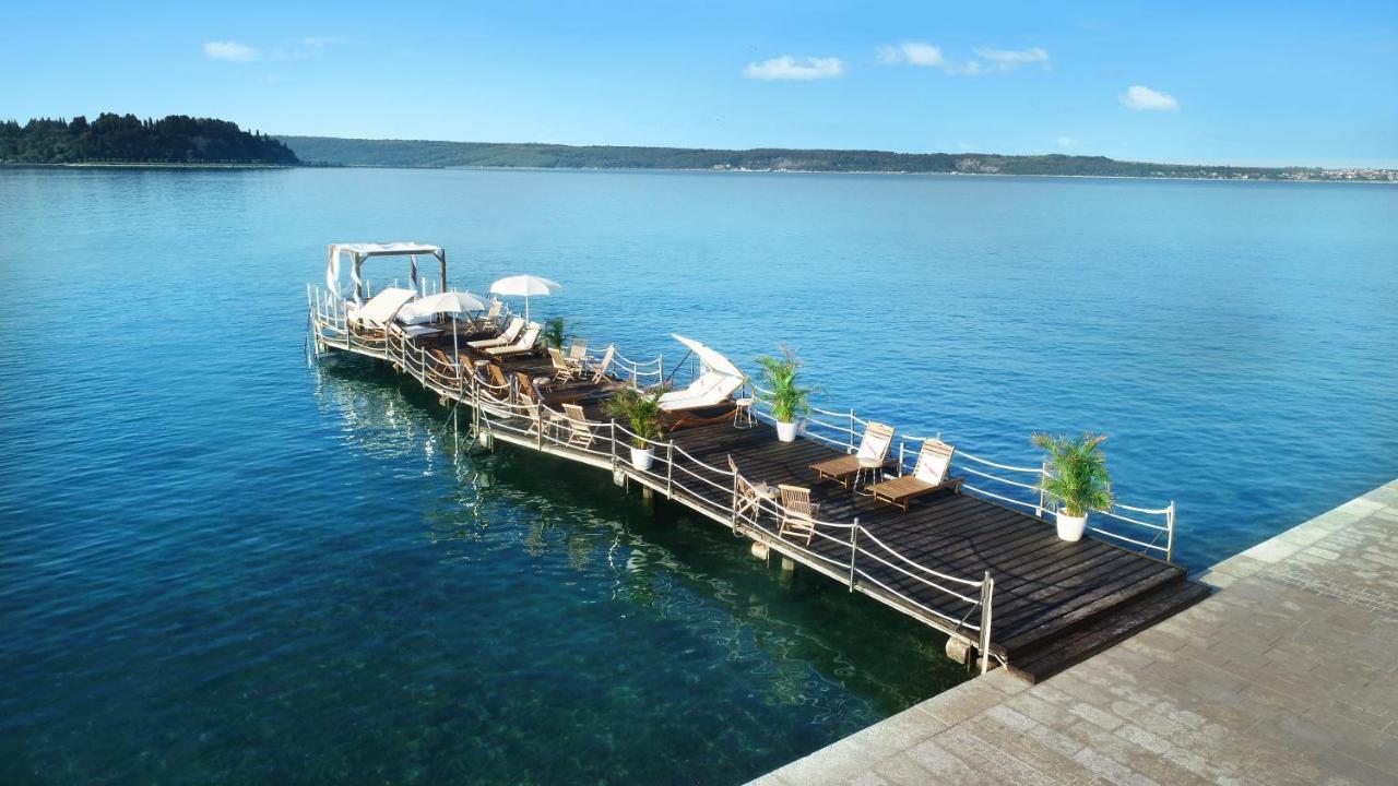 Hotel Slovenija - Terme & Wellness Lifeclass Portorož Eksteriør billede The floating restaurant "La Perla"
