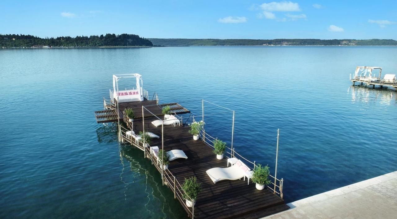 Hotel Slovenija - Terme & Wellness Lifeclass Portorož Eksteriør billede The floating bar on the lake