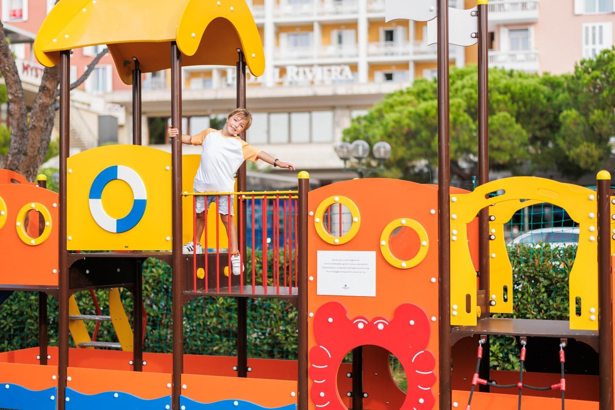 Hotel Slovenija - Terme & Wellness Lifeclass Portorož Eksteriør billede A child playing on a playground